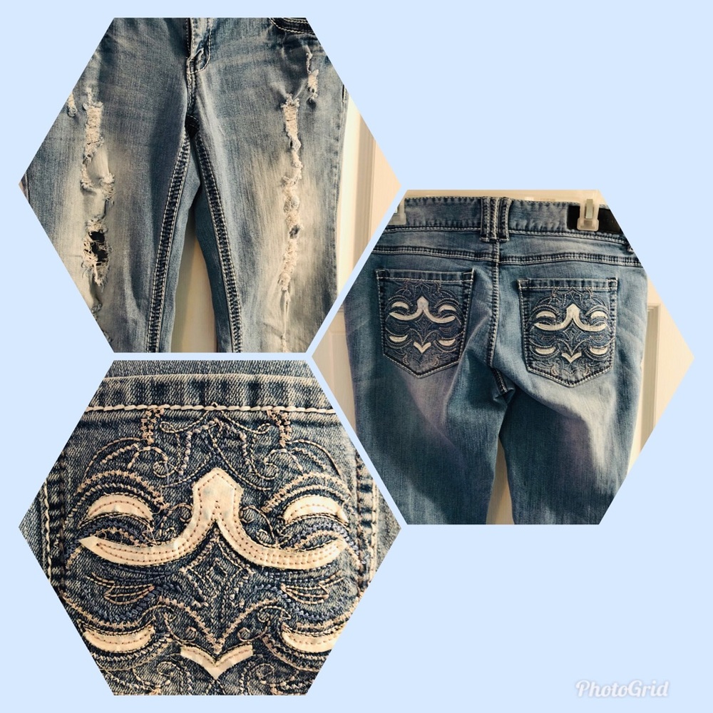 ⭐️5/$20⭐️Size 9/10 Light Wash fringe Distress Jean
